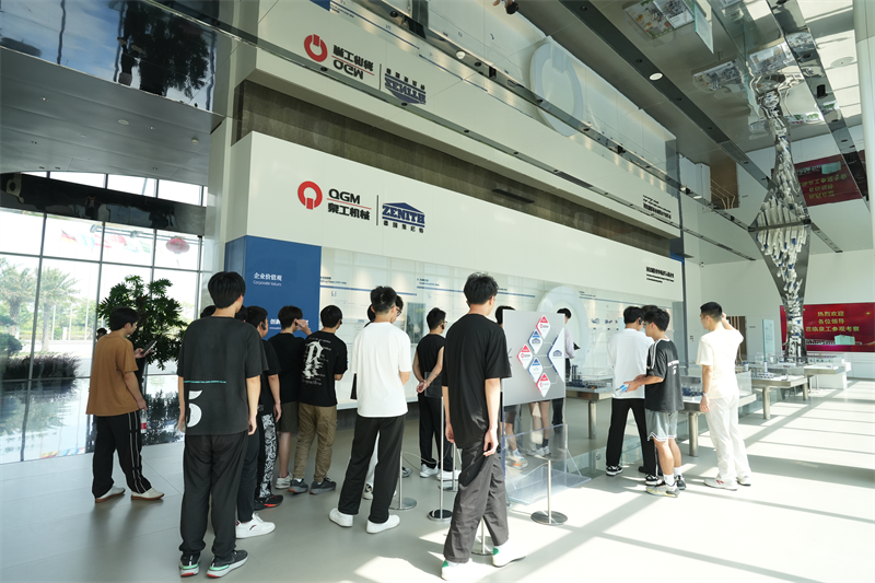 Ang Liming Vocational University ay bumisita sa Fujian Quangong Machinery Co, Ltd para sa isang programa sa pagpapaunlad ng trabaho.