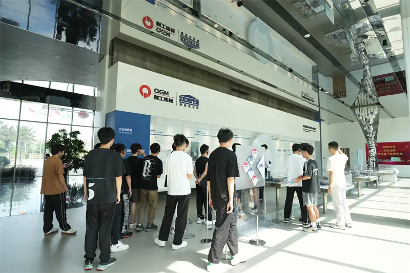 Ang Liming Vocational University ay bumisita sa Fujian Quangong Machinery Co, Ltd para sa isang programa sa pagpapaunlad ng trabaho.