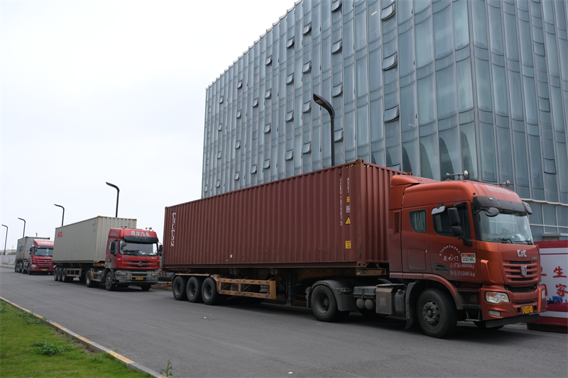 Ang mga makina ng paggawa ng qgm na ipinadala sa Gitnang Silangan, na tumutulong sa konstruksiyon ng rehiyon na kumuha ng bagong paglukso pasulong