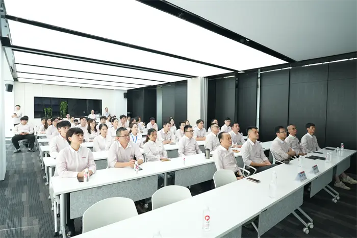 QGM: Nanonood ng Military Parade nang magkasama at nagtitipon ng lakas para sa pag -unlad