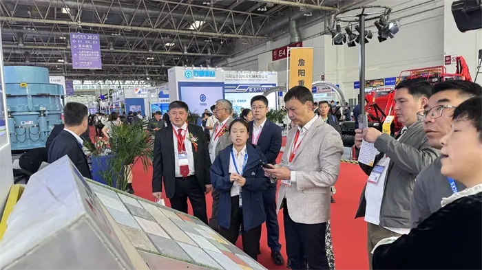 Ang Golden Autumn Gathering upang makipag -usap sa Smart Manufacturing, ang lakas ni Quangong ay lumilikha ng ningning