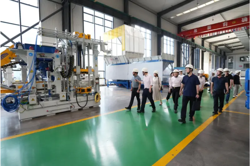 Ang mga opisyal mula sa Fujian Provincial Department of Industry at Information Technology ay bumisita sa Quangong Machinery Co., Ltd. para sa Inspeksyon at Gabay